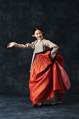 포토 JPG 스튜디오촬영 전신 여자 명절 예술 검은배경 실내 한명 서기 미소 누끼 손짓 20대 성인 옆모습 추석 한국인 춤 전통의상 한복 전통무용 한국무용 성인여자한명만 국내포토 1 한국전통 전통 기념일 뷰포인트 백그라운드 모션 문화예술 표정 사람 동양인 청년 내부 검은색 여자한명만 성인여자만 파일형식