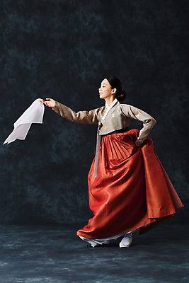 포토 JPG 스튜디오촬영 전신 여자 명절 예술 검은배경 실내 한명 서기 들기 누끼 20대 성인 옆모습 추석 한국인 춤 전통의상 한복 천 전통무용 한국무용 성인여자한명만 국내포토 1 한국전통 전통 기념일 뷰포인트 백그라운드 모션 문화예술 사람 동양인 청년 내부 검은색 직물 여자한명만 성인여자만 파일형식