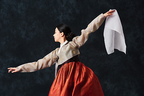 포토 JPG 스튜디오촬영 응시 여자 명절 예술 검은배경 팔벌리기 실내 한명 서기 들기 누끼 상반신 20대 성인 옆모습 추석 한국인 춤 전통의상 한복 천 전통무용 한국무용 성인여자한명만 국내포토 1 한국전통 전통 시선 기념일 뷰포인트 백그라운드 모션 문화예술 사람 동양인 청년 내부 검은색 직물 여자한명만 성인여자만 파일형식