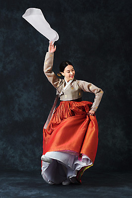 포토 JPG 스튜디오촬영 전신 응시 여자 명절 예술 검은배경 실내 한명 서기 미소 들기 누끼 20대 성인 앞모습 추석 한국인 춤 전통의상 한복 천 전통무용 한국무용 성인여자한명만 국내포토 1 한국전통 전통 시선 기념일 뷰포인트 백그라운드 모션 문화예술 표정 사람 동양인 청년 내부 검은색 직물 여자한명만 성인여자만 파일형식