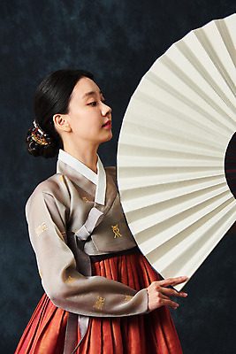 포토 JPG 스튜디오촬영 응시 여자 명절 예술 검은배경 실내 한명 서기 들기 누끼 상반신 20대 성인 옆모습 추석 한국인 춤 부채 전통의상 한복 전통무용 한국무용 성인여자한명만 국내포토 1 한국전통 전통 시선 기념일 뷰포인트 백그라운드 모션 문화예술 사람 동양인 청년 내부 검은색 여자한명만 성인여자만 파일형식