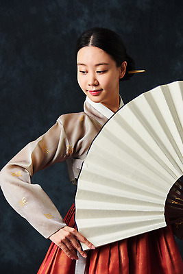 포토 JPG 스튜디오촬영 응시 여자 명절 예술 검은배경 실내 한명 서기 미소 들기 누끼 상반신 20대 성인 앞모습 추석 한국인 춤 부채 전통의상 한복 전통무용 한국무용 성인여자한명만 국내포토 1 한국전통 전통 시선 기념일 뷰포인트 백그라운드 모션 문화예술 표정 사람 동양인 청년 내부 검은색 여자한명만 성인여자만 파일형식