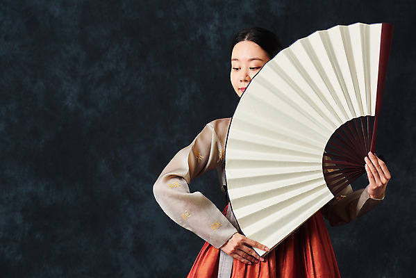 포토 JPG 스튜디오촬영 응시 여자 명절 예술 검은배경 실내 한명 서기 들기 누끼 상반신 20대 성인 앞모습 추석 한국인 춤 부채 전통의상 한복 전통무용 한국무용 성인여자한명만 국내포토 1 한국전통 전통 시선 기념일 뷰포인트 백그라운드 모션 문화예술 사람 동양인 청년 내부 검은색 여자한명만 성인여자만 파일형식