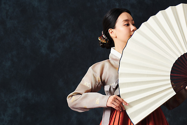 포토 JPG 스튜디오촬영 응시 여자 명절 예술 검은배경 실내 한명 서기 들기 누끼 상반신 20대 성인 앞모습 추석 한국인 춤 부채 전통의상 한복 전통무용 한국무용 성인여자한명만 국내포토 1 한국전통 전통 시선 기념일 뷰포인트 백그라운드 모션 문화예술 사람 동양인 청년 내부 검은색 여자한명만 성인여자만 파일형식