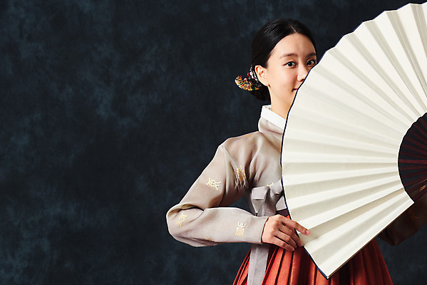 포토 JPG 스튜디오촬영 여자 명절 예술 검은배경 실내 한명 서기 미소 들기 누끼 상반신 20대 성인 앞모습 추석 한국인 춤 부채 전통의상 한복 전통무용 한국무용 성인여자한명만 국내포토 1 한국전통 전통 기념일 뷰포인트 백그라운드 모션 문화예술 표정 사람 동양인 청년 내부 검은색 여자한명만 성인여자만 파일형식