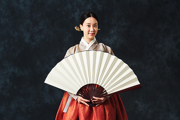 포토 JPG 스튜디오촬영 여자 명절 예술 검은배경 실내 한명 서기 미소 들기 누끼 상반신 20대 성인 앞모습 추석 한국인 춤 부채 전통의상 한복 전통무용 한국무용 성인여자한명만 국내포토 1 한국전통 전통 기념일 뷰포인트 백그라운드 모션 문화예술 표정 사람 동양인 청년 내부 검은색 여자한명만 성인여자만 파일형식