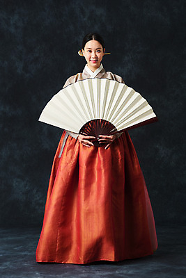 포토 JPG 스튜디오촬영 전신 여자 명절 예술 검은배경 실내 한명 서기 미소 들기 누끼 20대 성인 앞모습 추석 한국인 춤 부채 전통의상 한복 전통무용 한국무용 성인여자한명만 국내포토 1 한국전통 전통 기념일 뷰포인트 백그라운드 모션 문화예술 표정 사람 동양인 청년 내부 검은색 여자한명만 성인여자만 파일형식