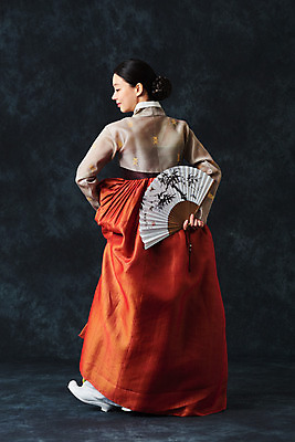 포토 JPG 스튜디오촬영 전신 여자 명절 예술 검은배경 실내 한명 서기 미소 들기 누끼 20대 성인 뒷모습 추석 한국인 춤 부채 전통의상 한복 전통무용 한국무용 성인여자한명만 국내포토 1 한국전통 전통 기념일 뷰포인트 백그라운드 모션 문화예술 표정 사람 동양인 청년 내부 검은색 여자한명만 성인여자만 파일형식