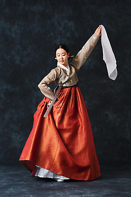 포토 JPG 스튜디오촬영 전신 여자 명절 예술 검은배경 실내 한명 서기 들기 누끼 20대 성인 앞모습 추석 한국인 춤 전통의상 한복 천 전통무용 한국무용 성인여자한명만 국내포토 1 한국전통 전통 기념일 뷰포인트 백그라운드 모션 문화예술 사람 동양인 청년 내부 검은색 직물 여자한명만 성인여자만 파일형식