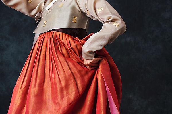 포토 JPG 스튜디오촬영 여자 명절 예술 허리손 검은배경 실내 한명 서기 누끼 상반신 20대 성인 옆모습 추석 한국인 춤 전통의상 한복 전통무용 한국무용 성인여자한명만 국내포토 1 한국전통 전통 기념일 뷰포인트 포즈 백그라운드 모션 문화예술 사람 동양인 청년 내부 검은색 여자한명만 성인여자만 파일형식