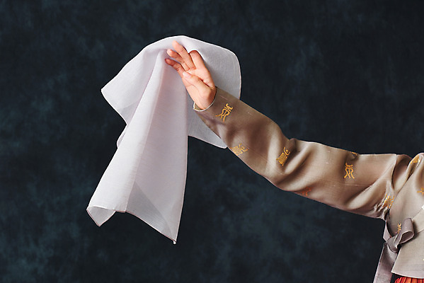 포토 JPG 스튜디오촬영 여자 명절 예술 검은배경 실내 한명 서기 들기 누끼 20대 성인 신체부위 추석 한국인 춤 전통의상 한복 천 전통무용 팔 한국무용 성인여자한명만 국내포토 1 한국전통 전통 기념일 백그라운드 모션 문화예술 사람 동양인 청년 내부 검은색 직물 여자한명만 성인여자만 파일형식