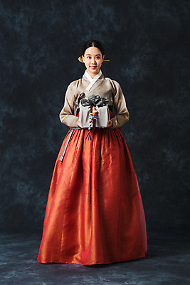 포토 JPG 스튜디오촬영 전신 여자 명절 예술 검은배경 실내 한명 서기 미소 들기 누끼 20대 성인 앞모습 선물상자 추석 한국인 춤 전통의상 한복 보따리 전통무용 한국무용 성인여자한명만 국내포토 1 한국전통 전통 기념일 뷰포인트 백그라운드 모션 문화예술 표정 선물 사람 동양인 청년 내부 상자 검은색 여자한명만 성인여자만 파일형식