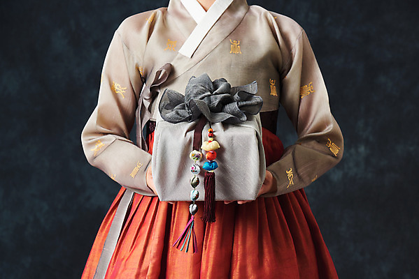 포토 JPG 스튜디오촬영 여자 명절 예술 검은배경 실내 한명 서기 들기 누끼 상반신 20대 성인 앞모습 선물상자 추석 한국인 춤 전통의상 한복 보따리 전통무용 한국무용 성인여자한명만 국내포토 1 한국전통 전통 기념일 뷰포인트 백그라운드 모션 문화예술 선물 사람 동양인 청년 내부 상자 검은색 여자한명만 성인여자만 파일형식