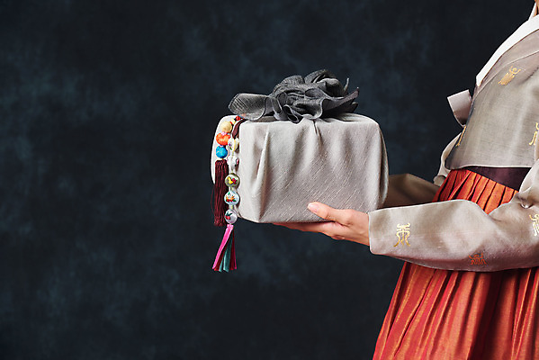 포토 JPG 스튜디오촬영 여자 명절 예술 검은배경 실내 한명 서기 들기 누끼 상반신 20대 성인 옆모습 선물상자 추석 한국인 춤 전통의상 한복 보따리 전통무용 한국무용 성인여자한명만 국내포토 1 한국전통 전통 기념일 뷰포인트 백그라운드 모션 문화예술 선물 사람 동양인 청년 내부 상자 검은색 여자한명만 성인여자만 파일형식