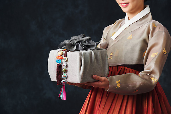 포토 JPG 스튜디오촬영 여자 명절 예술 검은배경 실내 한명 서기 미소 들기 누끼 상반신 20대 성인 옆모습 선물상자 추석 한국인 춤 전통의상 한복 보따리 전통무용 한국무용 성인여자한명만 국내포토 1 한국전통 전통 기념일 뷰포인트 백그라운드 모션 문화예술 표정 선물 사람 동양인 청년 내부 상자 검은색 여자한명만 성인여자만 파일형식