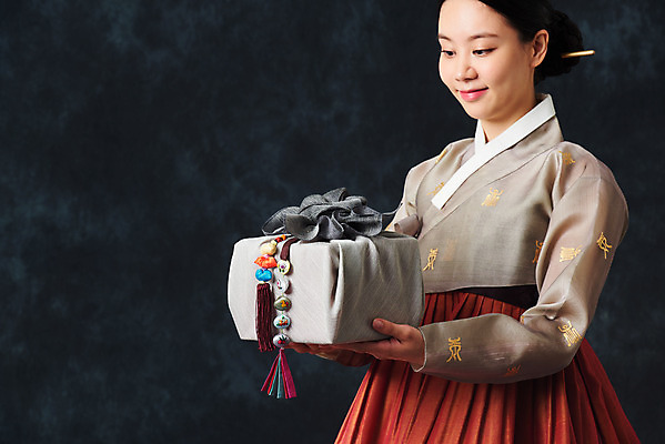 포토 JPG 스튜디오촬영 응시 여자 명절 예술 검은배경 실내 한명 서기 미소 들기 누끼 상반신 20대 성인 옆모습 선물상자 추석 한국인 춤 전통의상 한복 보따리 전통무용 한국무용 성인여자한명만 국내포토 1 한국전통 전통 시선 기념일 뷰포인트 백그라운드 모션 문화예술 표정 선물 사람 동양인 청년 내부 상자 검은색 여자한명만 성인여자만 파일형식