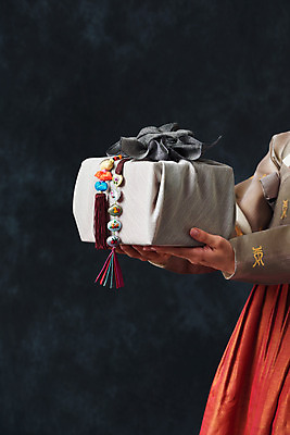 포토 JPG 스튜디오촬영 여자 명절 예술 검은배경 실내 한명 서기 들기 누끼 상반신 20대 성인 옆모습 선물상자 추석 한국인 춤 전통의상 한복 보따리 전통무용 한국무용 성인여자한명만 국내포토 1 한국전통 전통 기념일 뷰포인트 백그라운드 모션 문화예술 선물 사람 동양인 청년 내부 상자 검은색 여자한명만 성인여자만 파일형식