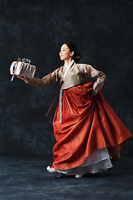 포토 JPG 스튜디오촬영 전신 응시 여자 명절 예술 검은배경 실내 한명 서기 미소 들기 누끼 20대 성인 옆모습 선물상자 추석 한국인 춤 전통의상 한복 보따리 전통무용 한국무용 성인여자한명만 국내포토 1 한국전통 전통 시선 기념일 뷰포인트 백그라운드 모션 문화예술 표정 선물 사람 동양인 청년 내부 상자 검은색 여자한명만 성인여자만 파일형식