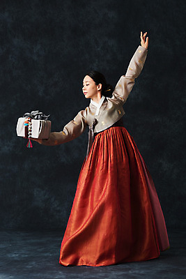 포토 JPG 스튜디오촬영 전신 응시 여자 명절 예술 검은배경 실내 한명 서기 들기 누끼 손짓 20대 성인 앞모습 선물상자 추석 한국인 춤 전통의상 한복 보따리 전통무용 한국무용 성인여자한명만 국내포토 1 한국전통 전통 시선 기념일 뷰포인트 백그라운드 모션 문화예술 선물 사람 동양인 청년 내부 상자 검은색 여자한명만 성인여자만 파일형식