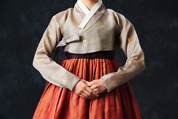 포토 JPG 스튜디오촬영 여자 명절 예술 검은배경 실내 한명 서기 누끼 상반신 20대 성인 앞모습 추석 한국인 춤 전통의상 한복 전통무용 손모으기 한국무용 성인여자한명만 국내포토 1 한국전통 전통 기념일 뷰포인트 백그라운드 모션 문화예술 사람 동양인 손짓 청년 내부 검은색 여자한명만 성인여자만 파일형식