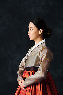 포토 JPG 스튜디오촬영 응시 여자 명절 예술 검은배경 실내 한명 서기 누끼 상반신 20대 성인 옆모습 추석 한국인 춤 전통의상 한복 전통무용 손모으기 한국무용 성인여자한명만 국내포토 1 한국전통 전통 시선 기념일 뷰포인트 백그라운드 모션 문화예술 사람 동양인 손짓 청년 내부 검은색 여자한명만 성인여자만 파일형식