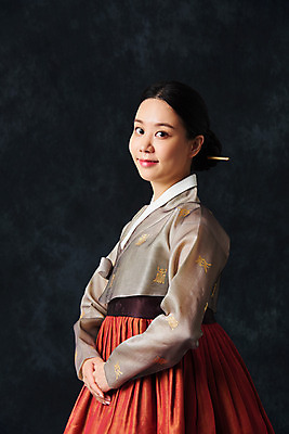 포토 JPG 스튜디오촬영 여자 명절 예술 검은배경 실내 한명 서기 미소 누끼 상반신 20대 성인 옆모습 추석 한국인 춤 전통의상 한복 전통무용 손모으기 한국무용 성인여자한명만 국내포토 1 한국전통 전통 기념일 뷰포인트 백그라운드 모션 문화예술 표정 사람 동양인 손짓 청년 내부 검은색 여자한명만 성인여자만 파일형식