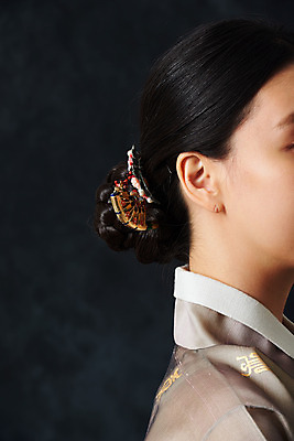 포토 JPG 스튜디오촬영 응시 여자 명절 예술 검은배경 실내 한명 서기 누끼 손짓 근접촬영 상반신 20대 성인 옆모습 추석 한국인 춤 전통의상 한복 전통무용 비녀 한국무용 꽃가지 성인여자한명만 국내포토 1 한국전통 전통 시선 기념일 꽃 뷰포인트 백그라운드 모션 문화예술 전통소품 사람 동양인 청년 내부 검은색 나뭇가지 여자한명만 성인여자만 파일형식 헤어액세사리