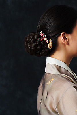 포토 JPG 스튜디오촬영 응시 여자 명절 예술 검은배경 실내 한명 서기 누끼 손짓 근접촬영 상반신 20대 성인 옆모습 추석 한국인 춤 전통의상 한복 전통무용 비녀 한국무용 꽃가지 성인여자한명만 국내포토 1 한국전통 전통 시선 기념일 꽃 뷰포인트 백그라운드 모션 문화예술 전통소품 사람 동양인 청년 내부 검은색 나뭇가지 여자한명만 성인여자만 파일형식 헤어액세사리