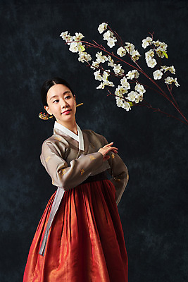 포토 JPG 스튜디오촬영 응시 여자 명절 예술 검은배경 실내 한명 서기 누끼 손짓 상반신 20대 성인 앞모습 추석 한국인 춤 전통의상 한복 전통무용 한국무용 꽃가지 성인여자한명만 국내포토 1 한국전통 전통 시선 기념일 꽃 뷰포인트 백그라운드 모션 문화예술 사람 동양인 청년 내부 검은색 나뭇가지 여자한명만 성인여자만 파일형식