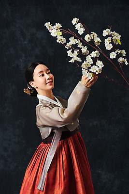 포토 JPG 스튜디오촬영 응시 여자 명절 예술 검은배경 실내 한명 서기 누끼 손짓 상반신 20대 성인 옆모습 추석 한국인 춤 전통의상 한복 전통무용 한국무용 꽃가지 성인여자한명만 국내포토 1 한국전통 전통 시선 기념일 꽃 뷰포인트 백그라운드 모션 문화예술 사람 동양인 청년 내부 검은색 나뭇가지 여자한명만 성인여자만 파일형식