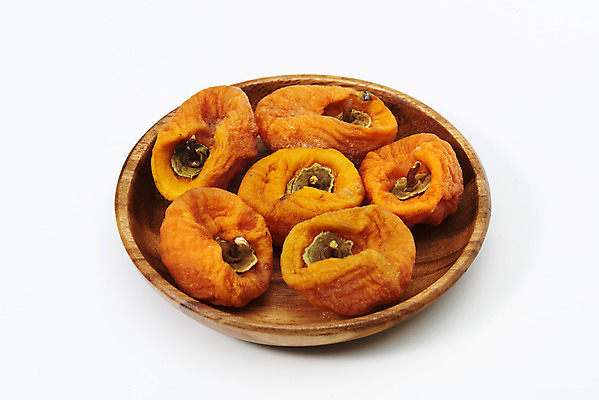 포토 JPG 스튜디오촬영 과일 자연 실내 누끼 사람없음 농작물 여러개 신선 오브젝트 흰배경 유기농 비타민 곶감 나무접시 슈퍼푸드 국내포토 접시 웰빙 다수 백그라운드 농업 감 내부 흰색 생태계 건강식품 건과일 영양소 파일형식