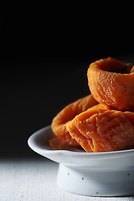 포토 JPG 스튜디오촬영 과일 자연 검은배경 실내 누끼 근접촬영 사람없음 농작물 쌓기 여러개 신선 오브젝트 유기농 비타민 곶감 슈퍼푸드 국내포토 웰빙 뷰포인트 다수 백그라운드 농업 모션 감 내부 검은색 생태계 건강식품 건과일 영양소 파일형식