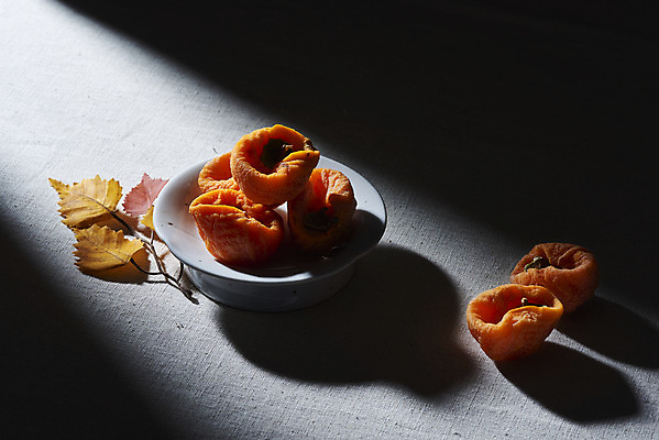 포토 JPG 스튜디오촬영 단풍 낙엽 과일 자연 검은배경 실내 그림자 누끼 사람없음 빛 농작물 여러개 신선 오브젝트 유기농 비타민 곶감 슈퍼푸드 국내포토 웰빙 다수 백그라운드 잎 농업 감 내부 검은색 생태계 건강식품 건과일 영양소 파일형식