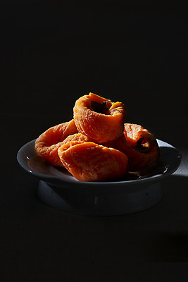 포토 JPG 스튜디오촬영 그릇 과일 자연 검은배경 실내 누끼 사람없음 빛 농작물 쌓기 어둠 여러개 신선 오브젝트 유기농 비타민 곶감 슈퍼푸드 국내포토 식기 웰빙 다수 백그라운드 농업 모션 감 내부 검은색 생태계 건강식품 건과일 영양소 파일형식