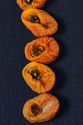 포토 JPG 스튜디오촬영 과일 자연 실내 누끼 사람없음 농작물 하이앵글 여러개 신선 오브젝트 유기농 일렬 비타민 곶감 플랫레이 슈퍼푸드 남색배경 국내포토 웰빙 뷰포인트 다수 백그라운드 농업 감 내부 플랫 남색 생태계 건강식품 건과일 영양소 파일형식