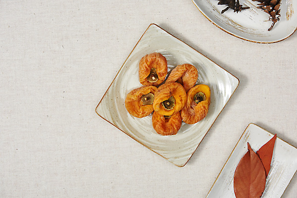 포토 JPG 스튜디오촬영 접시 단풍 낙엽 과일 자연 실내 누끼 사람없음 농작물 하이앵글 여러개 신선 오브젝트 흰배경 유기농 솔방울 비타민 곶감 플랫레이 슈퍼푸드 국내포토 식기 웰빙 뷰포인트 다수 백그라운드 잎 농업 감 내부 흰색 플랫 생태계 건강식품 건과일 영양소 파일형식