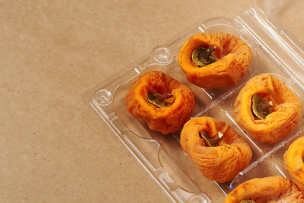 포토 JPG 스튜디오촬영 과일 자연 실내 누끼 사람없음 농작물 여러개 신선 오브젝트 유기농 비타민 곶감 포장용기 슈퍼푸드 나무배경 국내포토 웰빙 다수 백그라운드 농업 감 내부 생태계 건강식품 건과일 영양소 포장재료 파일형식