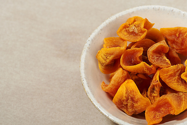 포토 JPG 스튜디오촬영 그릇 과일 자연 실내 누끼 사람없음 농작물 여러개 신선 오브젝트 유기농 비타민 곶감 베이지색배경 슈퍼푸드 감말랭이 국내포토 식기 웰빙 다수 백그라운드 농업 감 내부 생태계 건강식품 건과일 베이지색 영양소 파일형식