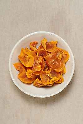 포토 JPG 스튜디오촬영 그릇 과일 자연 실내 누끼 사람없음 농작물 하이앵글 여러개 신선 오브젝트 유기농 비타민 곶감 베이지색배경 플랫레이 슈퍼푸드 감말랭이 국내포토 식기 웰빙 뷰포인트 다수 백그라운드 농업 감 내부 플랫 생태계 건강식품 건과일 베이지색 영양소 파일형식