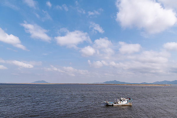 포토 JPG 주간 구름 바다 하늘 풍경 사람없음 야외 관광지 가을 군산 부안 선박 새만금방조제 국내포토 자연요소 계절 여행 수상교통 전라북도 방조제 파일형식