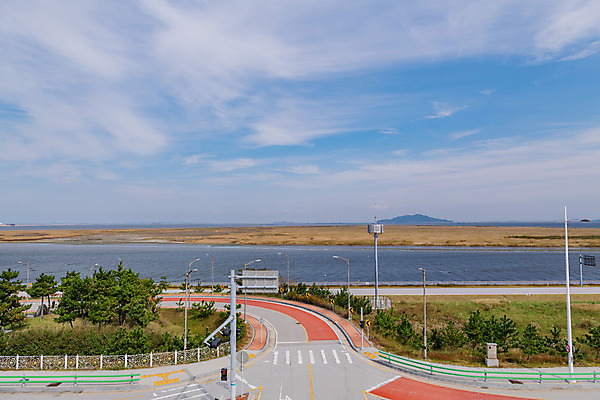 포토 JPG 주간 구름 도로 바다 하늘 풍경 사람없음 야외 관광지 가을 군산 부안 새만금방조제 국내포토 자연요소 계절 길 여행 교통시설 전라북도 방조제 파일형식
