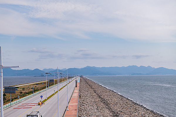 포토 JPG 주간 구름 도로 바다 하늘 풍경 사람없음 야외 관광지 가을 군산 부안 새만금방조제 국내포토 자연요소 계절 길 여행 교통시설 전라북도 방조제 파일형식