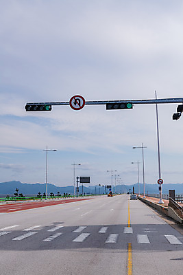 포토 JPG 주간 구름 도로 바다 하늘 풍경 사람없음 야외 관광지 가을 횡단보도 신호등 군산 부안 새만금방조제 국내포토 자연요소 계절 길 여행 교통시설 보행로 전라북도 방조제 파일형식