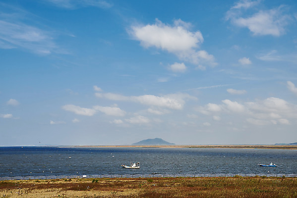 포토 JPG 주간 구름 바다 하늘 풍경 사람없음 야외 관광지 가을 군산 부안 선박 새만금방조제 국내포토 자연요소 계절 여행 수상교통 전라북도 방조제 파일형식