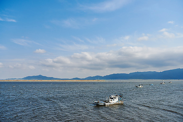 포토 JPG 주간 구름 바다 하늘 풍경 사람없음 야외 관광지 가을 군산 부안 여러척 선박 새만금방조제 국내포토 자연요소 계절 여행 다수 수상교통 전라북도 방조제 파일형식