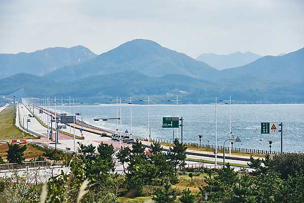 포토 JPG 주간 나무 도로 바다 하늘 산 풍경 사람없음 야외 관광지 가을 군산 부안 새만금방조제 국내포토 자연요소 식물 계절 길 여행 교통시설 전라북도 방조제 파일형식