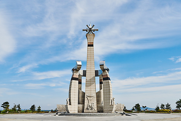 포토 JPG 주간 구름 바다 하늘 풍경 사람없음 야외 관광지 조형물 탑 가을 기념비 전망대 군산 부안 새만금방조제 신시도공원 국내포토 자연요소 건축물 계절 공원 여행 미술 전라북도 방조제 파일형식