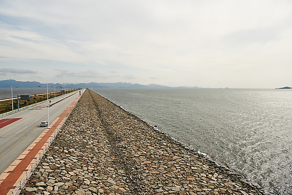 포토 JPG 주간 도로 바다 하늘 풍경 사람없음 야외 관광지 가을 군산 부안 새만금방조제 국내포토 자연요소 계절 길 여행 교통시설 전라북도 방조제 파일형식