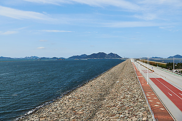 포토 JPG 주간 구름 도로 바다 하늘 풍경 사람없음 야외 관광지 가을 군산 부안 새만금방조제 국내포토 자연요소 계절 길 여행 교통시설 전라북도 방조제 파일형식