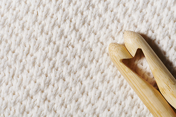 포토 JPG 스튜디오촬영 옷 겨울 패턴 재질 실내 따뜻함 사람없음 하이앵글 직물 뜨개질 오브젝트 니트 질감 아이보리 코바늘 플랫레이 국내포토 계절 뷰포인트 컬러 상의 무늬 취미 내부 플랫 파일형식